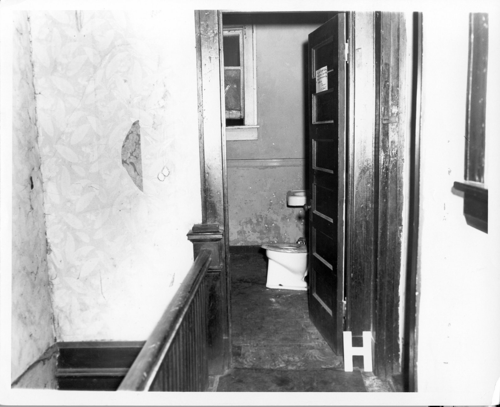 29Rooming House Bathroom.jpg